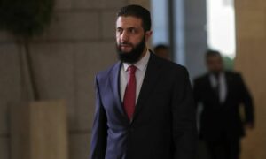 الرئيس السوري المؤقت أحمد الشرع يغادر للترحيب برئيس السلطة الفلسطينية محمود عباس في دمشق، سوريا،* 18 نيسان 2025  (رويترز)