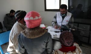 عامل في المجال الصحي لمنظمة أطباء بلا حدود ضمن عيادة متنقلة في الغوطة الشرقية بريف دمشق - كانون الثاني 2025 (أطباء بلا حدود)