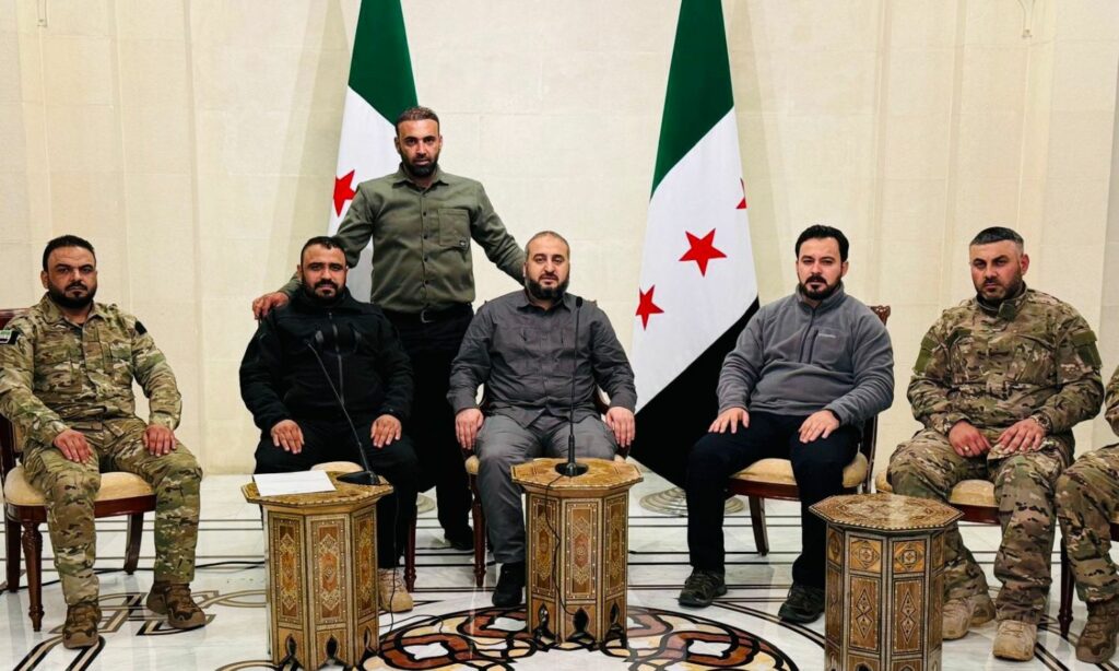 وزير الدفاع السوري مرهف أبو قصرة خلال لقاء القيادي محمد جاسم (أبو عمشة) والقيادي سيف بولاد (أبو بكر) - 29 كانون الأول 2024 (محمد جاسم/ X)