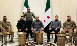 وزير الدفاع السوري مرهف أبو قصرة خلال لقاء القيادي محمد جاسم (أبو عمشة) والقيادي سيف بولاد (أبو بكر) - 29 كانون الأول 2024 (محمد جاسم/ X)