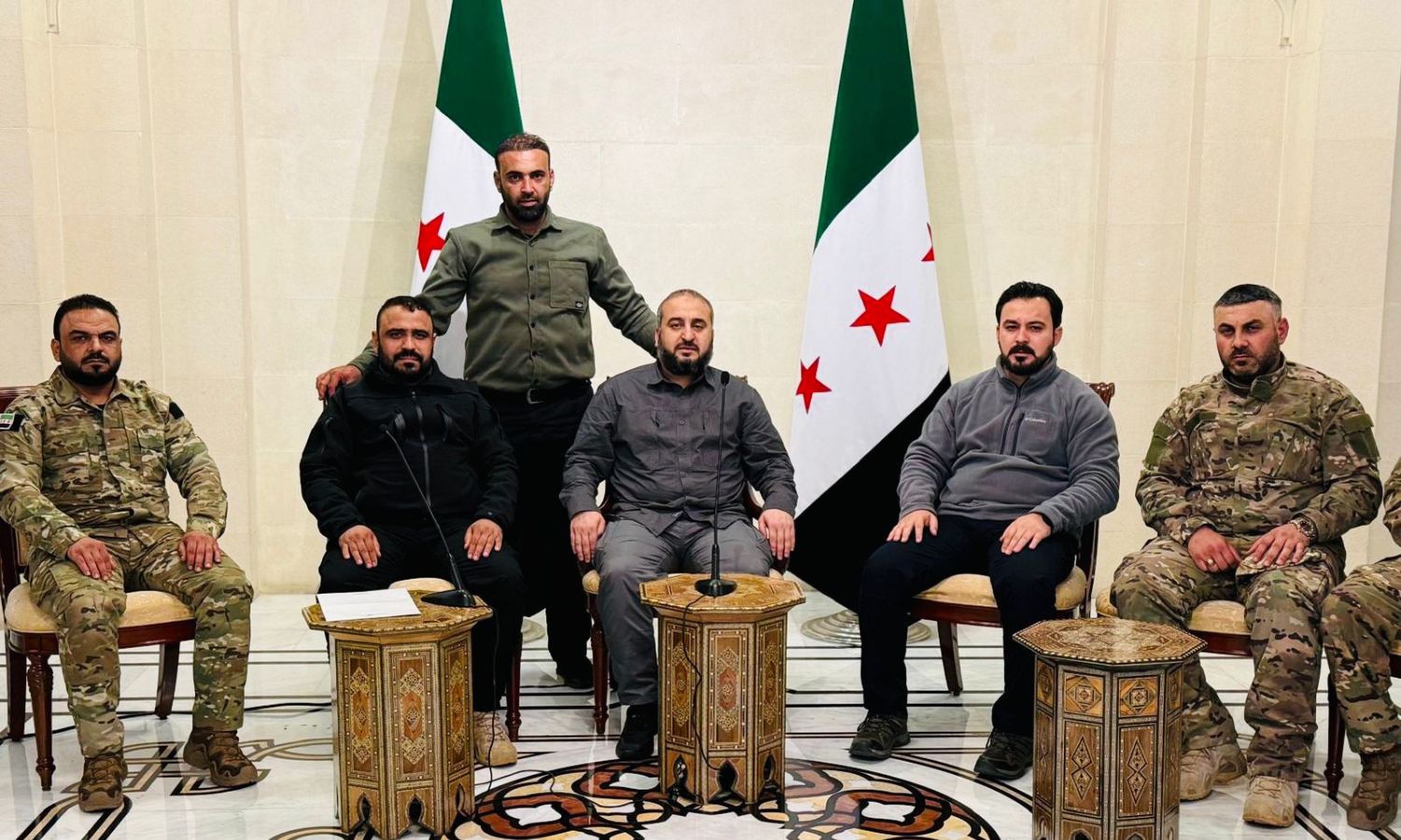 وزير الدفاع السوري مرهف أبو قصرة خلال لقاء القيادي محمد جاسم (أبو عمشة) والقيادي سيف بولاد (أبو بكر) - 29 كانون الأول 2024 (محمد جاسم/ X)