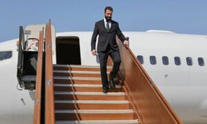 أحمد الشرع يناقش رفع العقوبات والاعتداءات الإسرائيلية خلال زيارته لفرنسا- شباط 2025 (رويترز)