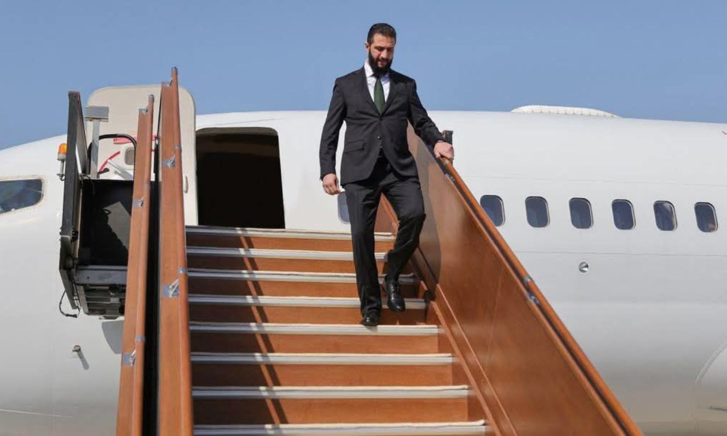 أحمد الشرع يناقش رفع العقوبات والاعتداءات الإسرائيلية خلال زيارته لفرنسا- شباط 2025 (رويترز)