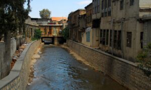 نهر بردى وسط العاصمة السورية دمشق (Canva/ M Torres)