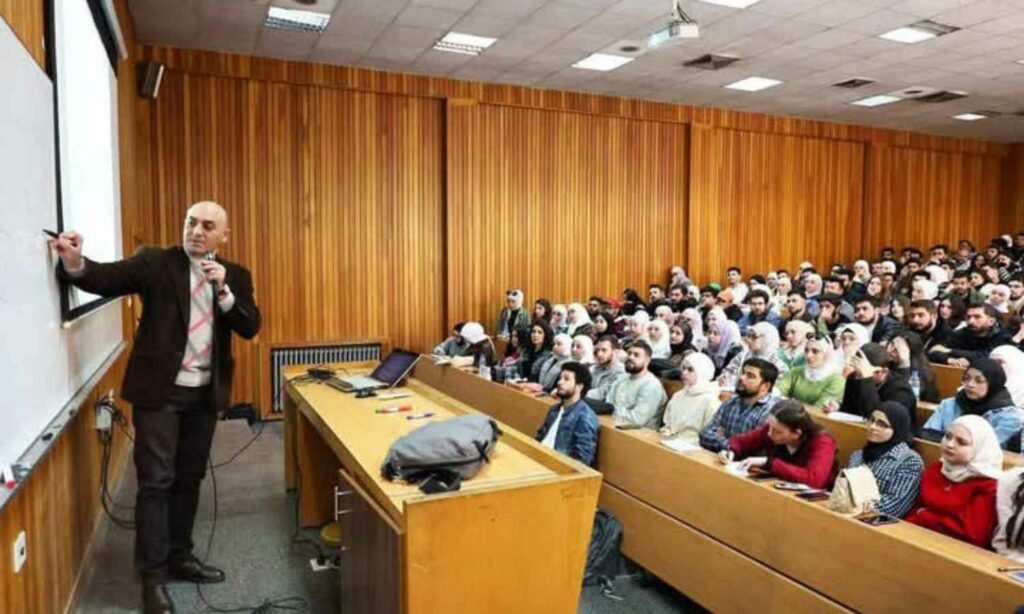 إحدى المحاضرات في كلية الهندسة المدنية بجامعة دمشق، في 15 من نيسان 2025، (جامعة دمشق/ فيس بوك).