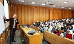 إحدى المحاضرات في كلية الهندسة المدنية بجامعة دمشق، في 15 من نيسان 2025، (جامعة دمشق/ فيس بوك).