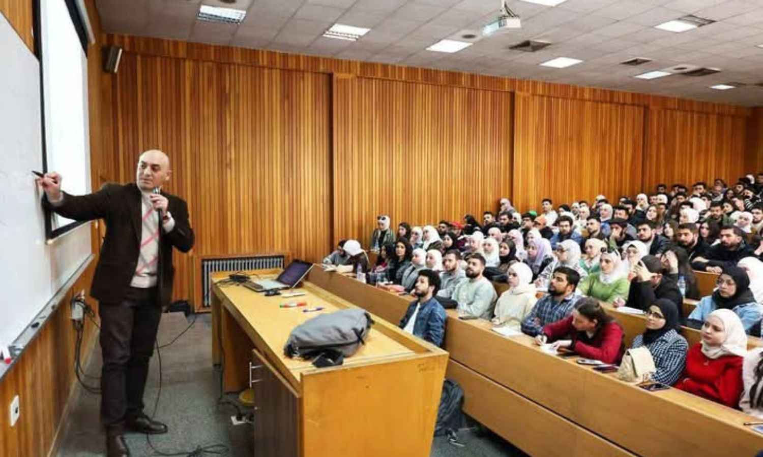 إحدى المحاضرات في كلية الهندسة المدنية بجامعة دمشق، في 15 من نيسان 2025، (جامعة دمشق/ فيس بوك).