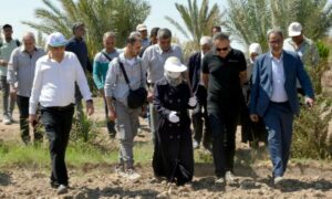 وزير الزراعة أمجد بدر خلال جولة ميدانية في محافظة دير الزور - 28 نيسان 2025 (وزارة الزراعة)
