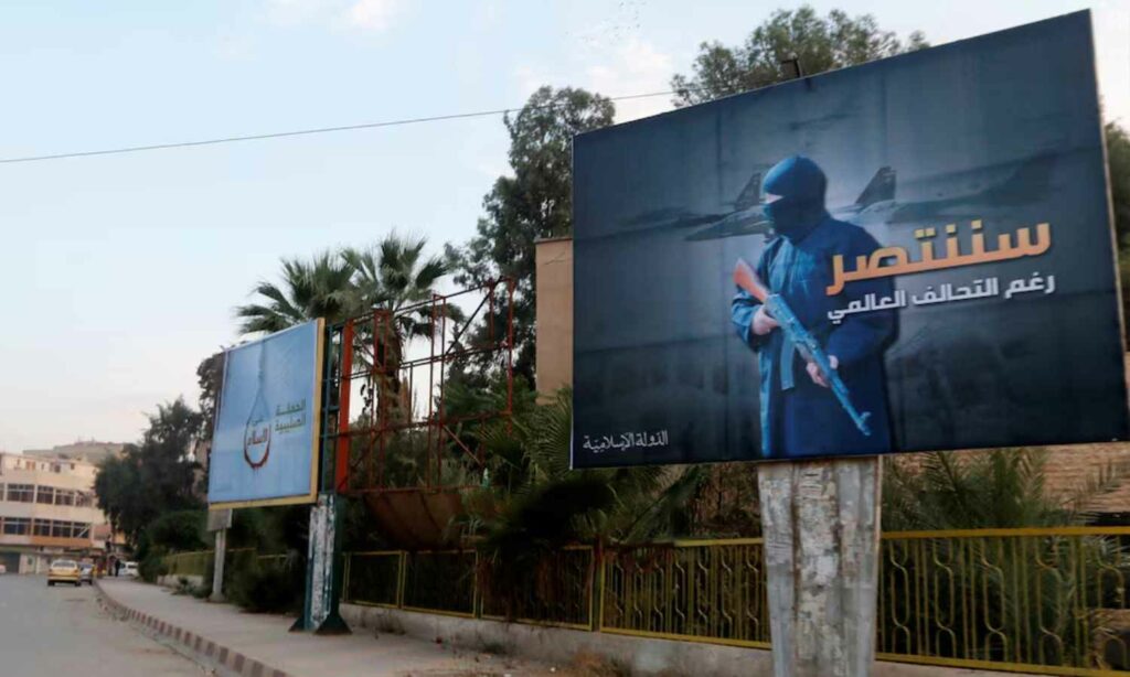 لوحات إعلانية لتنظيم الدولة على طول أحد شوارع الرقة شرقي سوريا التي كان يسيطر عليها التنظيم - 29 تشرين الأول 2014 (رويترز)