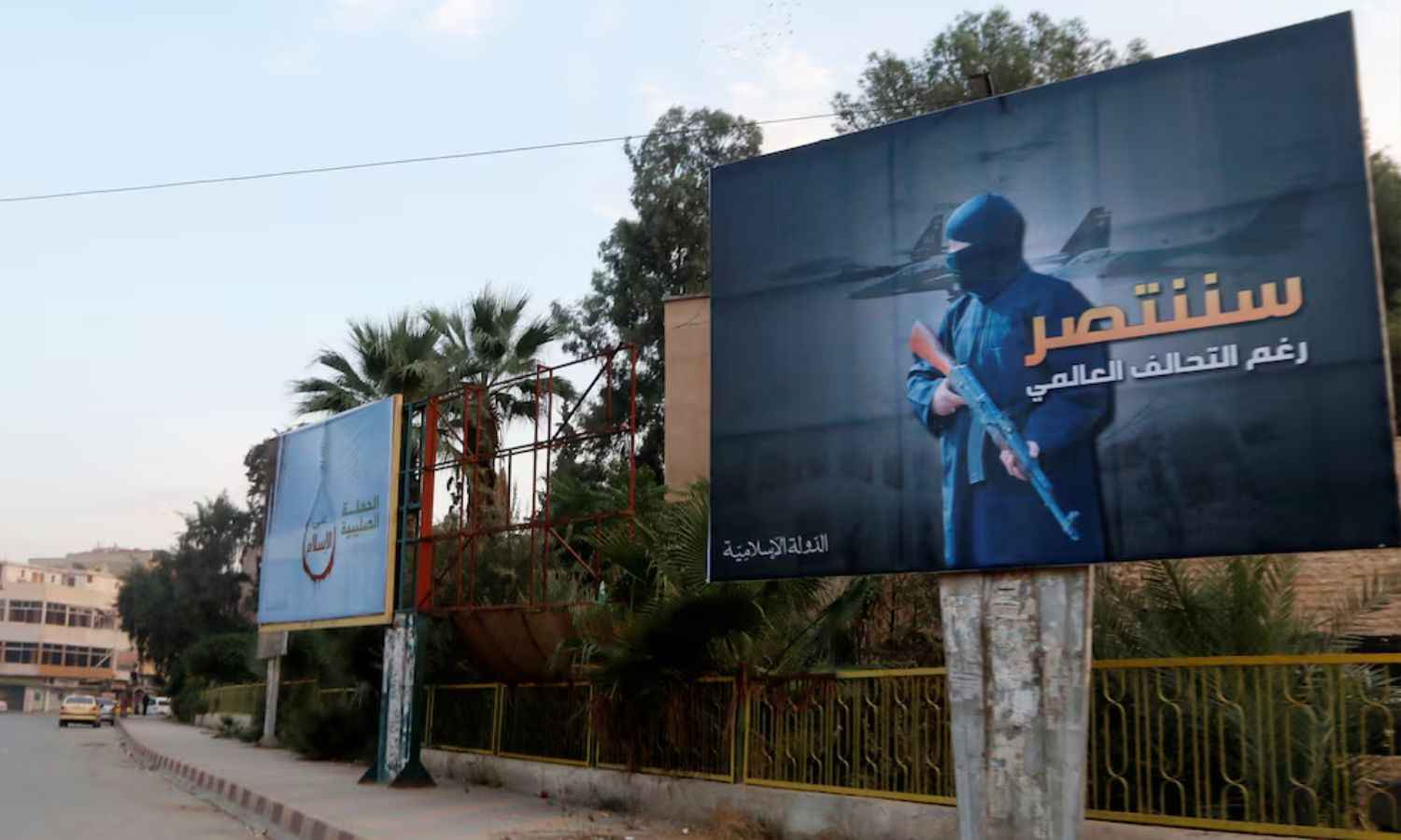 لوحات إعلانية لتنظيم الدولة على طول أحد شوارع الرقة شرقي سوريا التي كان يسيطر عليها التنظيم - 29 تشرين الأول 2014 (رويترز)