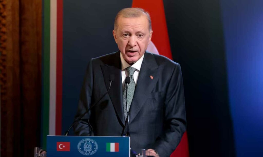 الرئيس التركي رجب طيب أردوغان خلال مؤتمر صحفي مع رئيسة الوزراء الإيطالية جورجيا ميلوني في العاصمة الإيطالية روما- 29 من نيسان 2025 (رويترز/ريمو كاسيلي)
