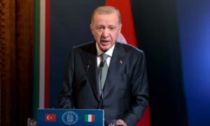 الرئيس التركي رجب طيب أردوغان خلال مؤتمر صحفي مع رئيسة الوزراء الإيطالية جورجيا ميلوني في العاصمة الإيطالية روما- 29 من نيسان 2025 (رويترز/ريمو كاسيلي)