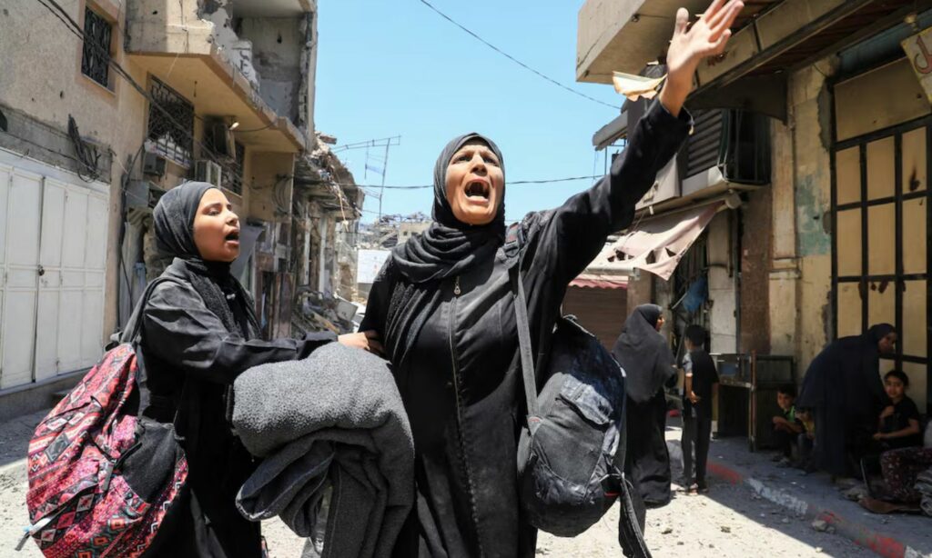 امرأة فلسطينية تصرخ في أعقاب غارة إسرائيلية على منزل في مدينة غزة- 30 أيار 2025 (رويترز)