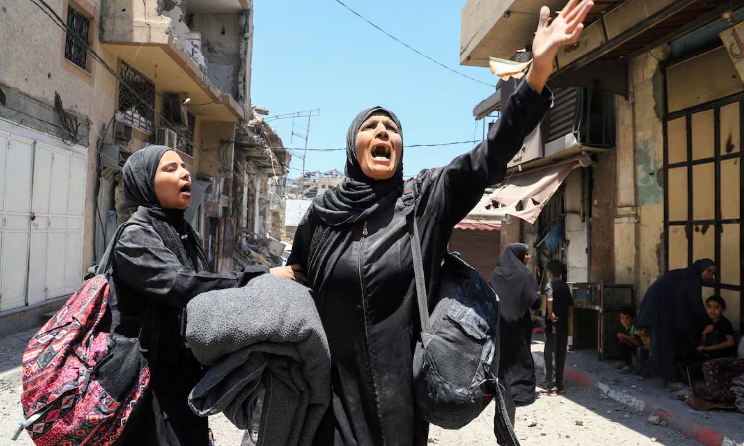 امرأة فلسطينية تصرخ في أعقاب غارة إسرائيلية على منزل في مدينة غزة- 30 أيار 2025 (رويترز)