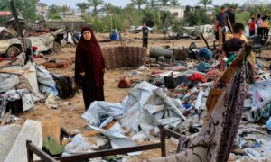 من آثار القصف الإسرائيلي على أحد المخيمات في قطاع غزة- 18 أيار 2025 (رويترز)