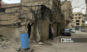 شبكة مياه محلية داخل أحد أحياء مدينة حزة في ريف دمشق _ 30 نيسان 2025 (عنب بلدي - أحمد مسلماني)