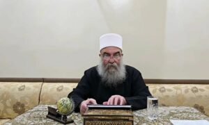 الرئيس الروحي للطائفة الدرزية خلال الإدلاء ببيان مصور حول تطور الأخداث بمدينة جرمانا في ريف دمشق- 28 من نيسان 2025 (الرئاسة الروحية للطائفة الدرزية)