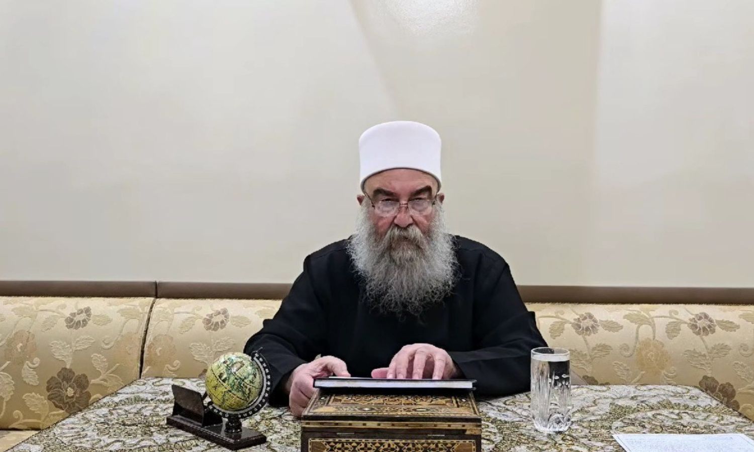 الرئيس الروحي للطائفة الدرزية خلال الإدلاء ببيان مصور حول تطور الأخداث بمدينة جرمانا في ريف دمشق- 28 من نيسان 2025 (الرئاسة الروحية للطائفة الدرزية)