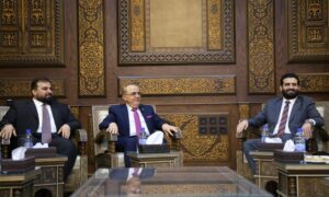 وزير الداخلية أنس خطاب ووزير التعليم العالي مروان الحلبي ومحافظ سويداء مصطفى بكور، خلال اجتماع مع وجهاء سويداء لحل مسألة طلاب الجامعات-10 أيار 2025(محافظة سويداء/ فيس بوك)