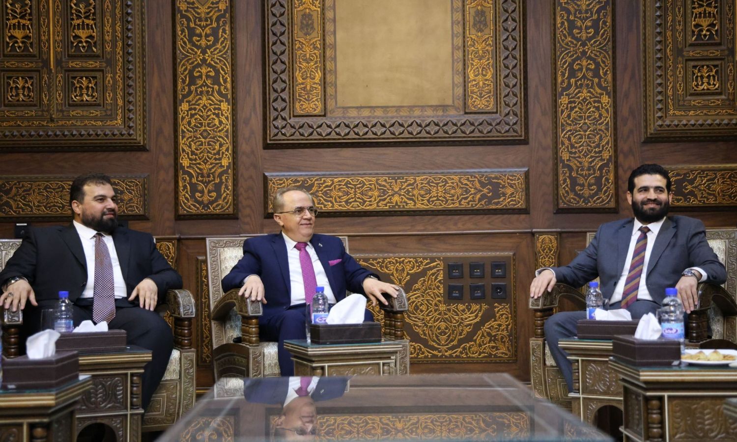 وزير الداخلية أنس خطاب ووزير التعليم العالي مروان الحلبي ومحافظ سويداء مصطفى بكور، خلال اجتماع مع وجهاء سويداء لحل مسألة طلاب الجامعات-10 أيار 2025(محافظة سويداء/ فيس بوك)