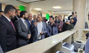 وزير الداخلية أنس الخطاب خلال جولته على اقسام مبنى الهجرة والجوازات - إدلب 31 أيار 2025 (وزارة الداخلية السورية/ فيس بوك)