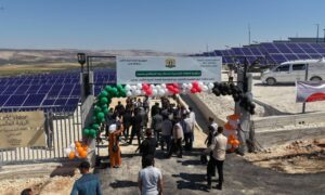 تدشين مشروع حقل منظومة الطاقة الشمسية في محطة مياه العرشاني غربي مدينة إدلب 24 أيار 2025 (وزارة الطاقة السورية)