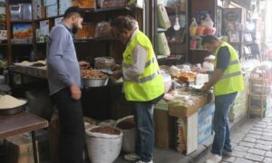كوادر محافظة دمشق توجه إنذارات لأصحاب المحال في سوري البزورية 4 أيار (محافظة دمشق_تلجرام)