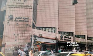 أمام مبنى وزارة الاقتصاد والتجارة الخارجية في ساحة يوسف العظمة وسط دمشق- 22 من نيسان 2025 (عنب بلدي/ مارينا مرهج)