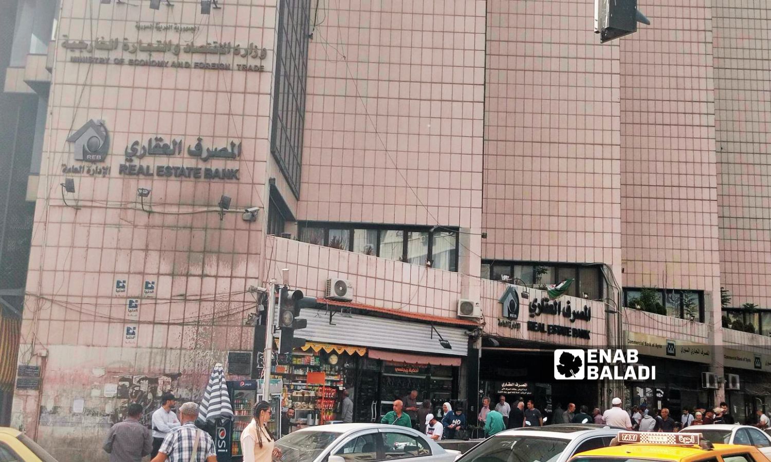 أمام مبنى وزارة الاقتصاد والتجارة الخارجية في ساحة يوسف العظمة وسط دمشق- 22 من نيسان 2025 (عنب بلدي/ مارينا مرهج)