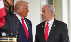 الرئيس الأمريكي دونالد ترامب يستقبل رئيس الوزراء الإسرائيلي بنيامين نتنياهو في البيت الأبيض - 7 نيسان 2025 (أسوشيتد برس/ إيفان فوتشي)
