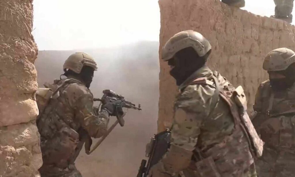 مقاتلون من قوات سوريا الديمقراطية خلال تدريبات عسكرية في قرية المزيونة بريف محافظة الرقة 28 من شباط 2025 (قسد/ لقطة شاشة)