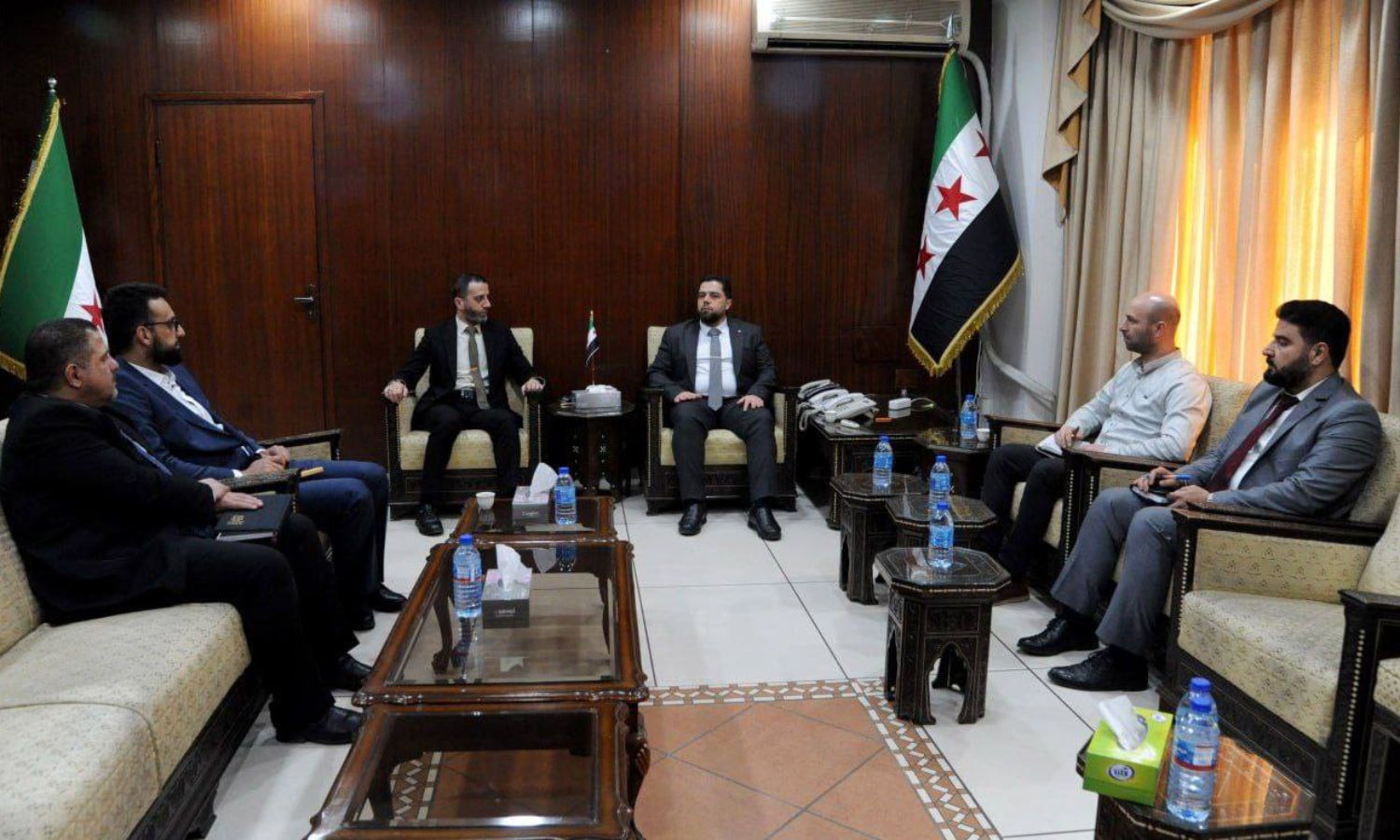 رئيس هيئة التخطيط والتعاون الدولي خلال لقائه مع وزير الأشغال العامة والإسكان مصطفى عبد الرزاق- 29 نيسان 2025 (هيئة التخطيط والتعاون الدولي)