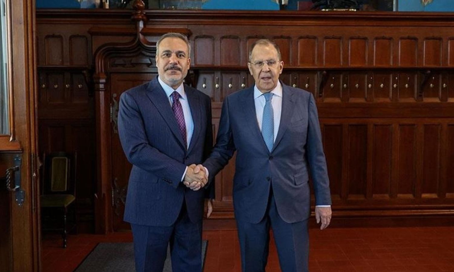 اجتماع بين وزير الخارجية الروسي سيرغي لافروف ونظيره التركي هاكان فيدان في موسكو، 27 أيار 2025(الأناضول)