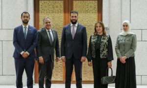 الرئيس السوري، أحمد الشرع، يلتقي وفدًا من الولايات المتحدة الأمريكية برئاسة رجل الأعمال، جونوثان باس، في قصر الشعب بدمشق- 2 أيار 2025 (الإخبارية السورية)
