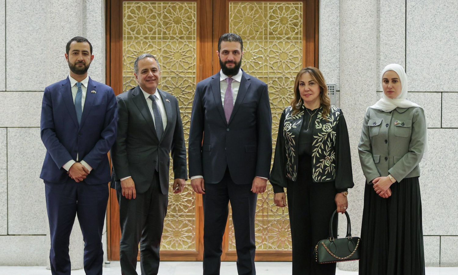 الرئيس السوري، أحمد الشرع، يلتقي وفدًا من الولايات المتحدة الأمريكية برئاسة رجل الأعمال، جونوثان باس، في قصر الشعب بدمشق- 2 أيار 2025 (الإخبارية السورية)