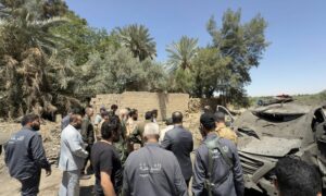 قائد شرطة محافظة دير الزور محمد الشيخ يزور منطقة انفجر ضرب مخفرًا في مدينة الميادين - 19 أيار 2025 (محافظة دير الزور/ فيس بوك)