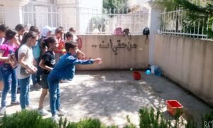 طلاب يلعبون في باحة المدرسة بمنطقة البقاع في لبنان (مركز غرسة التعليمي)