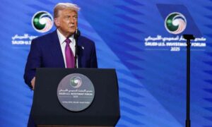 الرئيس الأمريكي دونالد ترامب خلال كلمة له في منتدى “الاستثمار السعودي الأمريكي” في السعودية - 13 أيار 2025 (رويترز)