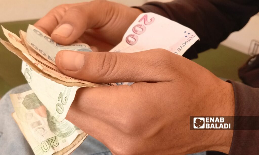 فئات من العملة التركية في أسواق إدلب- أيار 2025 (عنب بلدي/ محمد مصطو)