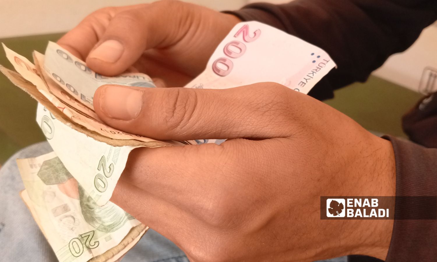 فئات من العملة التركية في أسواق إدلب- أيار 2025 (عنب بلدي/ محمد مصطو)