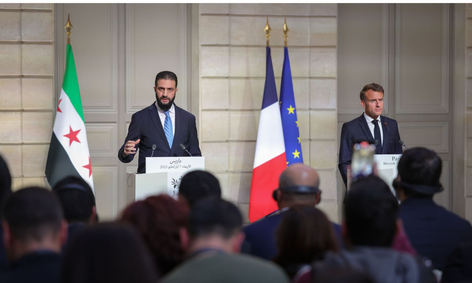 الرئيس السوري للمرحلة الانتقالية أحمد الشرع ونظيره الفرنسي إمانويل ماكرون في مؤتمر صحفي بباريس - 7 ايار 2025 (رئاسة الجمهورية العربية السورية)