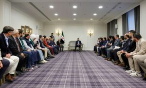 الرئيس السوري للمرحلة الانتقالية أحمد الشرع يلتقي مع وفد من الجالية السورية بفرنسا خلال زيارته الأوروبية الأولى - 7 أيار 2025 (رئاسة الجمهورية)
