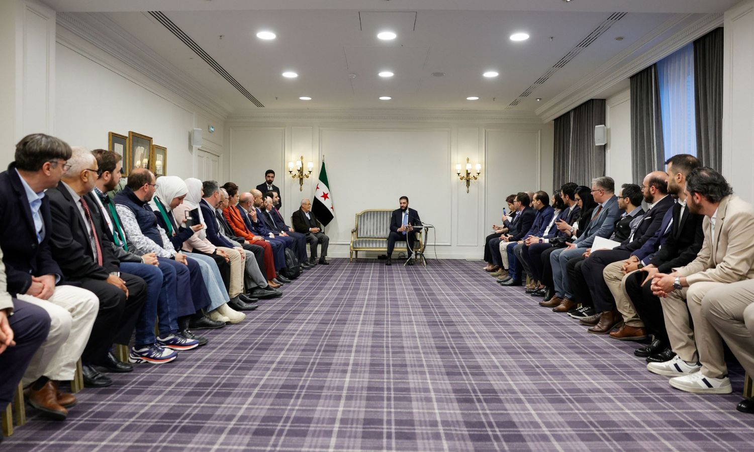 الرئيس السوري للمرحلة الانتقالية أحمد الشرع يلتقي مع وفد من الجالية السورية بفرنسا خلال زيارته الأوروبية الأولى - 7 أيار 2025 (رئاسة الجمهورية)