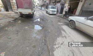 سكان حلب يشتكون الحفر في الطرقات - أيار 2025 (عنب بلدي/ محمد ديب بظت)
