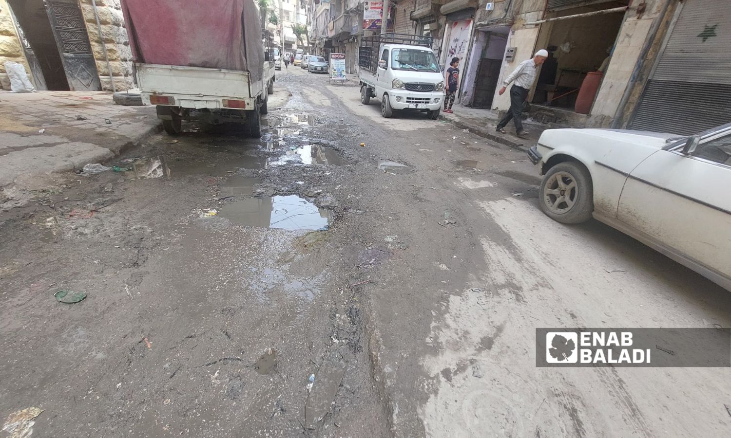 سكان حلب يشتكون الحفر في الطرقات - أيار 2025 (عنب بلدي/ محمد ديب بظت)