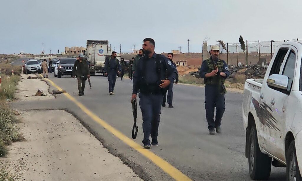 عناصر من قوات الشرطة يدخلون قرية الصورة بعد توتر أمني استمر في المنطقة على مدار ساعات- 4 من أيار 2025 (السويداء 24)