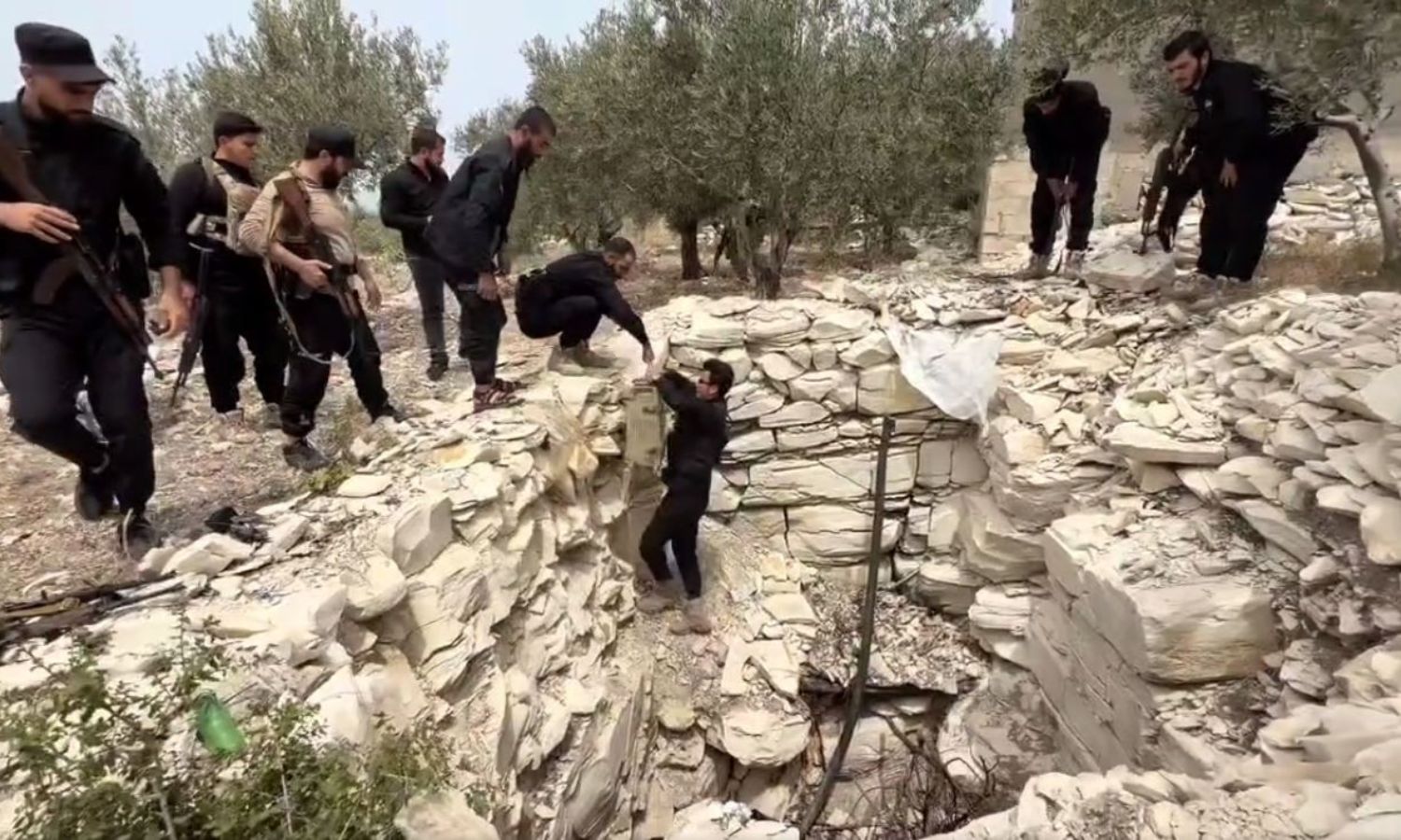 الأمن العام في جبلة يعثر على صناديق قذائف هاون في ريف جبلة - اللاذقية 17 أيار 2025 (محافظة اللاذقية / فيس بوك)
