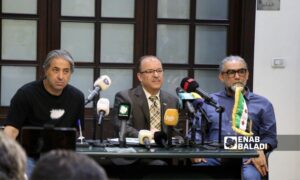 نقيب الفنانين مازن الناطور أثناء عقد مؤتمر صحفي في مبنى النقابة  29 من أيار 2025 ( عنب بلدي /أنس الخولي)