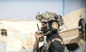 أحد عناصر "قوى الأمن الداخلي" (الأسايش) خلال حملة أمنية في مخيم "الهول" في الحسكة - 21 نيسان 2025 (قوى الأمن الداخلي)