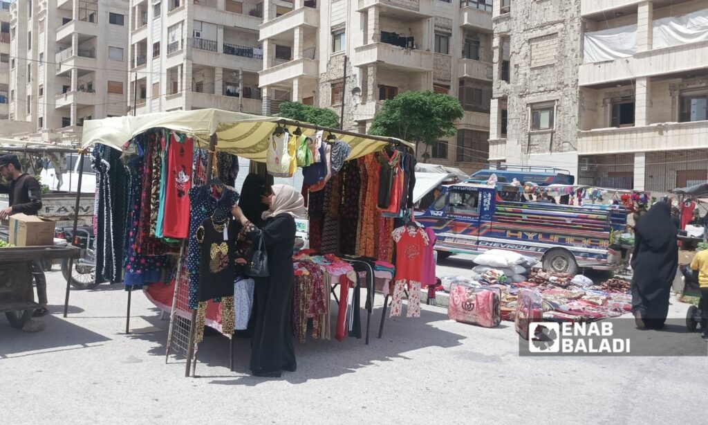 انخفض عدد "البسطات" في الأسواق الشعبية المتنقلة في مدينة إدلب - 13 أيار 2025 (عنب بلدي/ سماح علوش)
